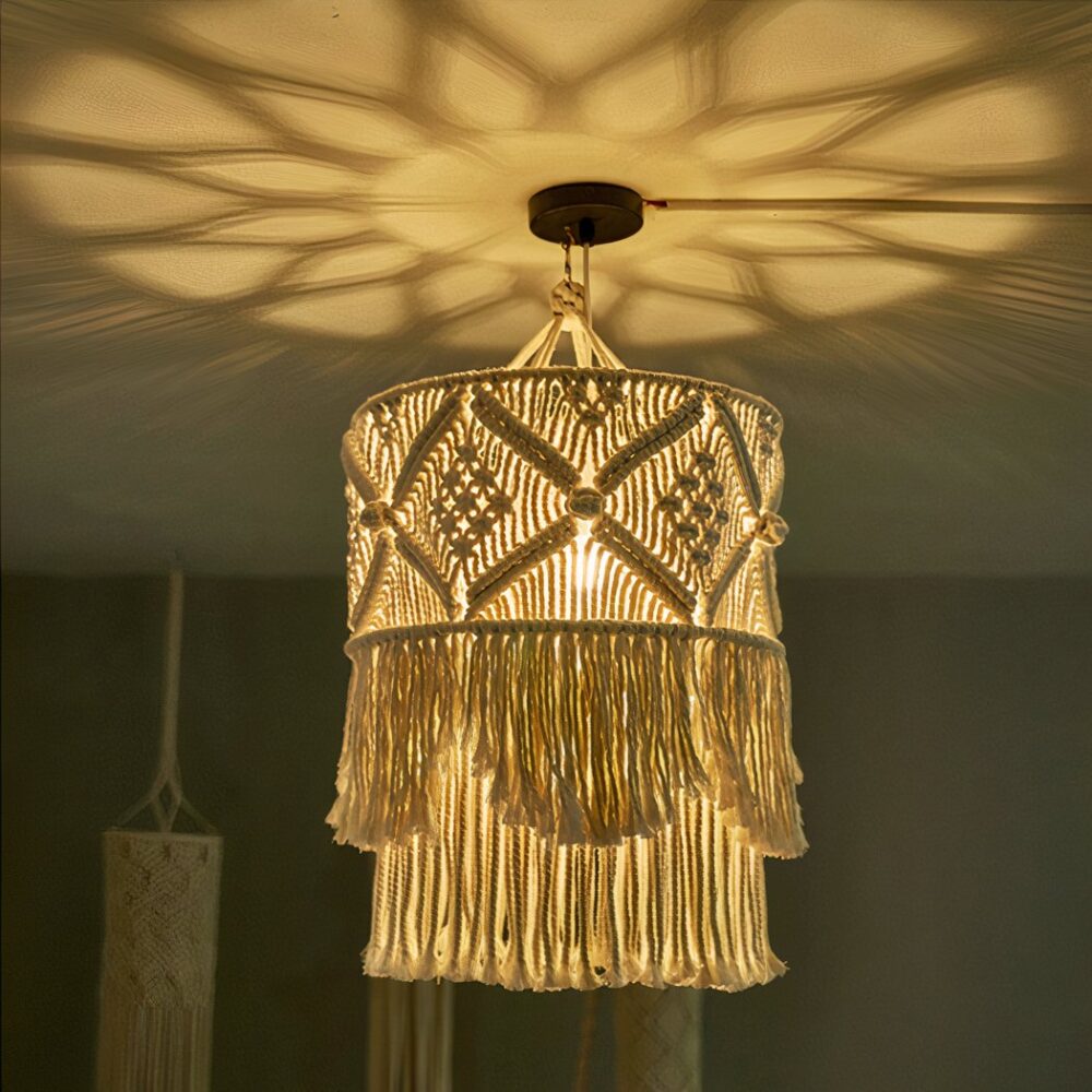 Suspension macramé ambiance bohème, dans une pièce dans le noir avec éclairage ambiance tamisée