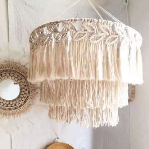 Suspension macramé avec abat-jour à pampilles, de couleur blanche, suspendu au plafond