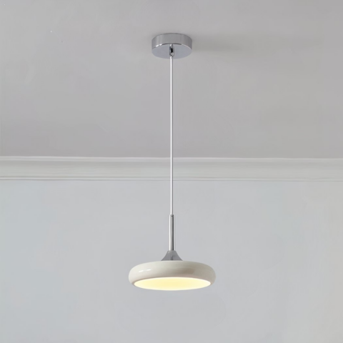 Suspension métal LED au design moderne sur fond gris