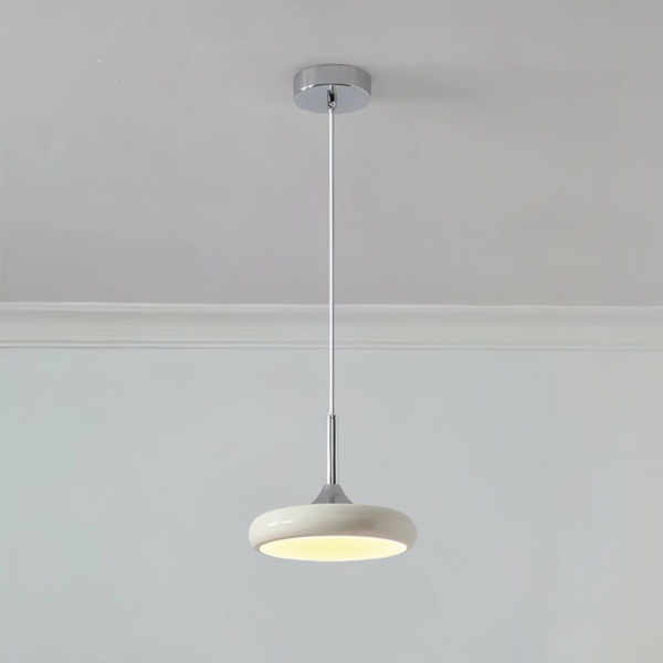Suspension métal LED au design moderne sur fond gris