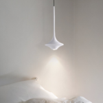 Suspension minimaliste design nordique simple présentée suspendus près d'un lit