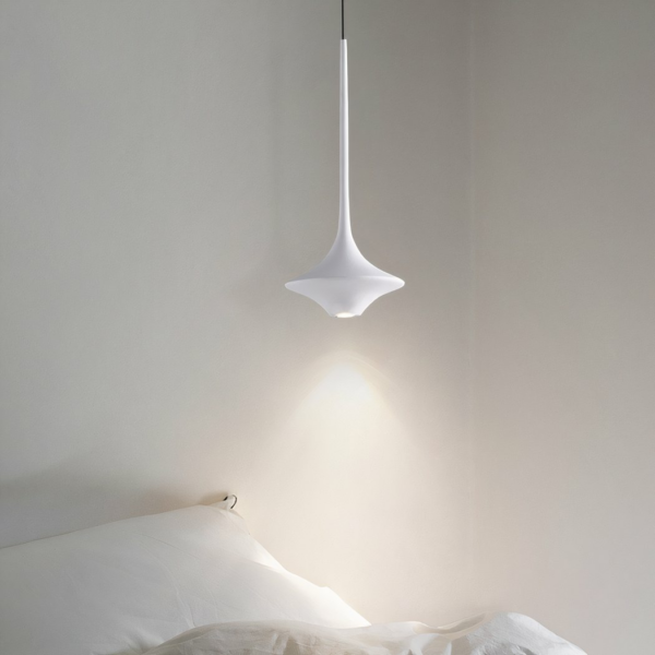 Suspension minimaliste design nordique simple présentée suspendus près d'un lit