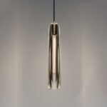 Suspension minimaliste design tube présenté sur fond gris