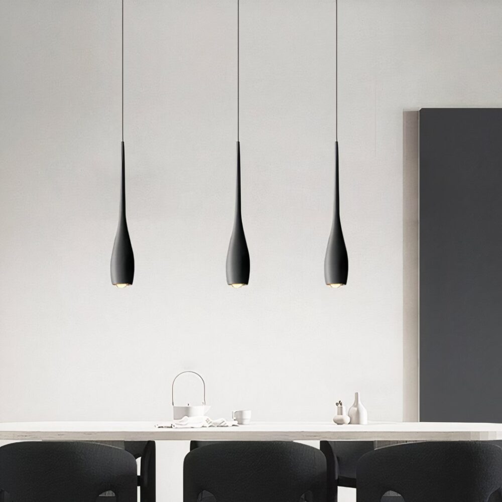 Suspension moderne en forme de goutte noire présentées dans une salle à manger