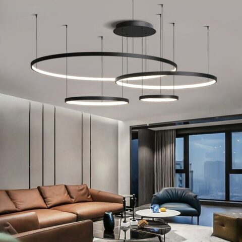 Suspension multiple à anneaux en métal noir dans un salon