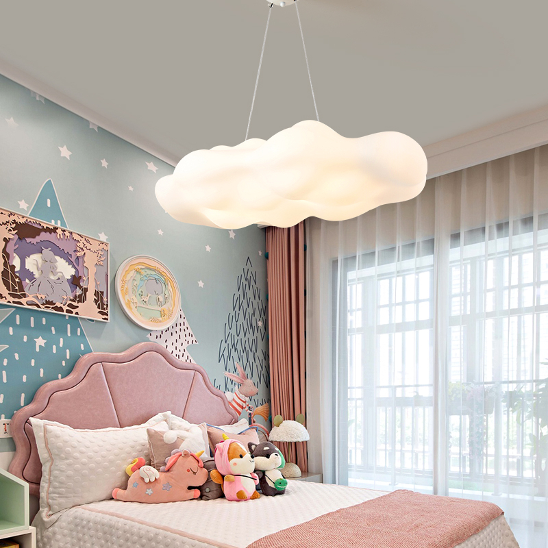 Suspension nuage acrylique design moderne présentée suspendue plusieurs fois dans une pièce.