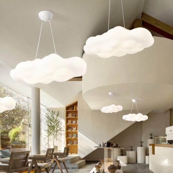 Suspension nuage acrylique design moderne présentée suspendue plusieurs fois dans une pièce.