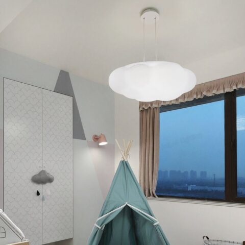 Suspension nuage LED avec télécommande pour enfant présentée dans une chambre d'enfant