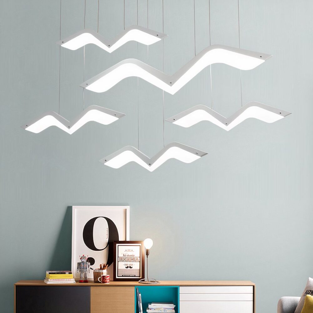 Suspension oiseau Led style nordique moderne présentée suspendue et éclairée dans un séjour