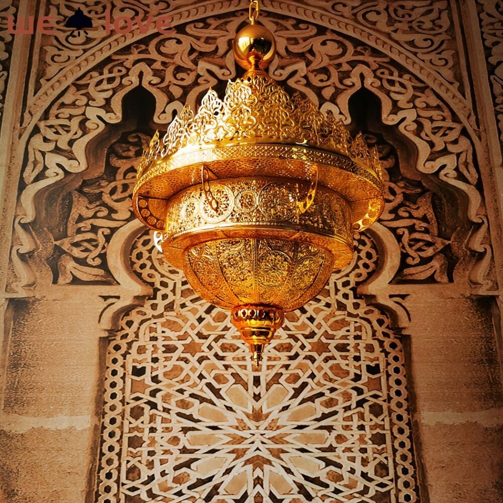 Suspension orientale ajourée et sculptée finition dorée dans un décor oriental
