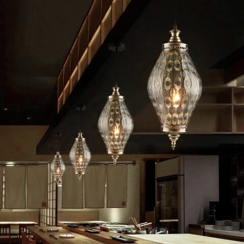 Suspension orientale de style marocain ajourée en métal dans une cuisine