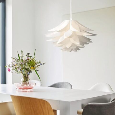 Suspension origami au design moderne décoratif au dessus d'une table de salle à manger