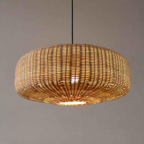 Suspension osier LED rétro faite à la main sur fond gris