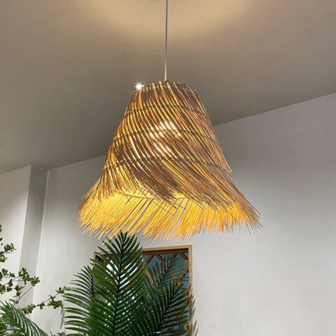 Suspension paille de style chinois en rotin sur fond gris