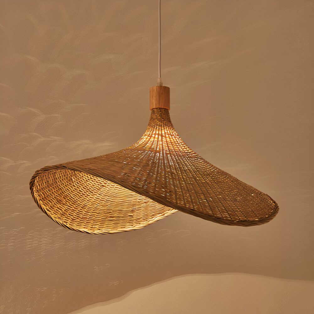 Suspension paille de style moderne en bambou sur fond beige foncé