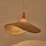 Suspension paille de style moderne en bambou sur fond beige foncé