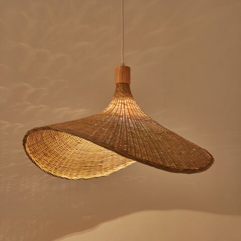 Suspension paille de style moderne en bambou sur fond beige foncé