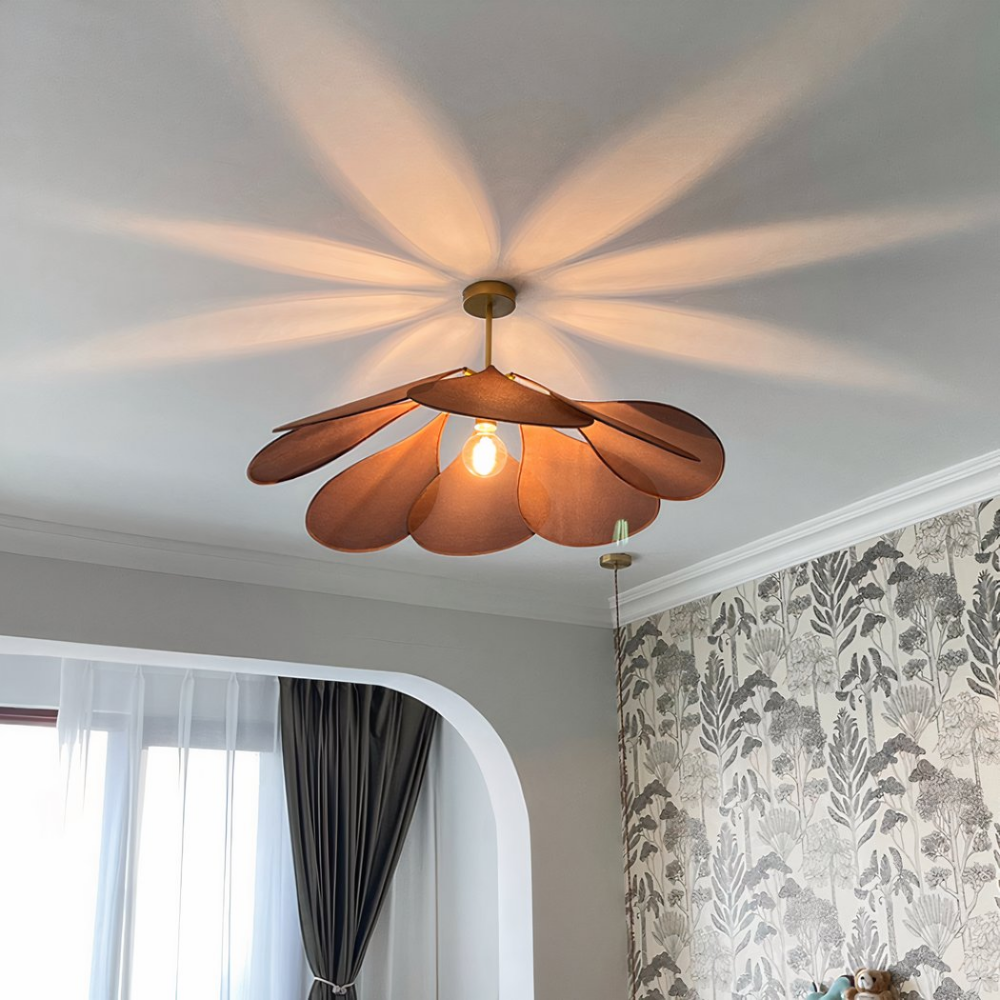 Suspension petale en tissu style bohème Suspension petale en tissu style bohème présentée allumée dans un séjour