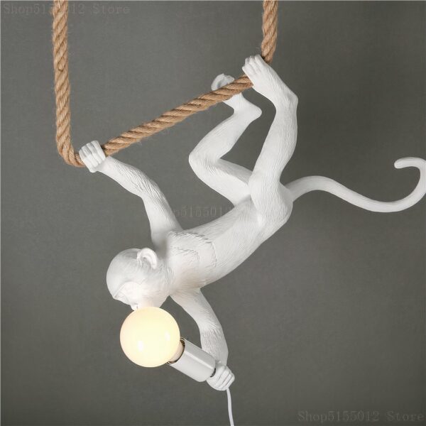 Suspension singe à LED suspendu à l'envers à une corde allumée