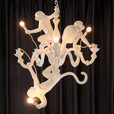 Suspension singes 3 animaux suspendus sur le lustre blanc, présenté sur fond noir