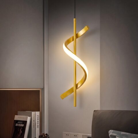 Suspension spirale LED dorée allumée dans une chambre grise