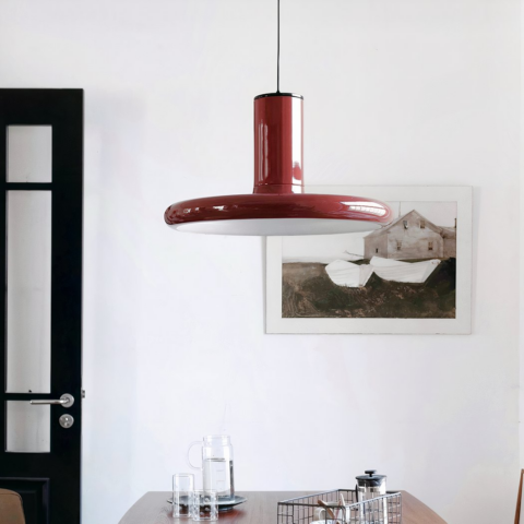 Suspension terracotta de style nordique en métal sur fond gris avec un tableau et une table au centre