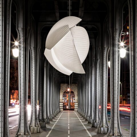 Suspension tissu de forme coquillage au design japonais sur fond gris et noir