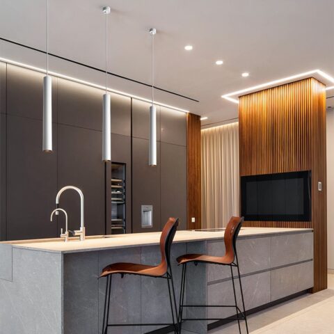 Suspension tube LED au simple nordique moderne présentée au dessus d'une cuisine