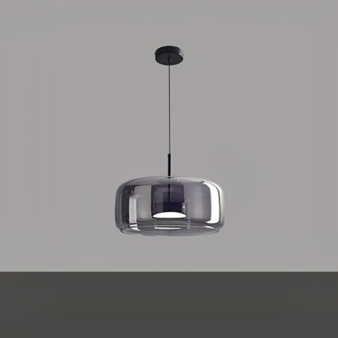 Suspension verre fumé LED au design moderne dans une salle à manger au dessus d'une table devant un miroir