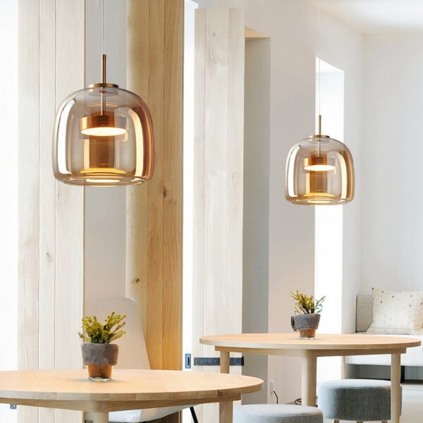 Suspension verre fumé LED au design moderne dans une salle à manger au dessus d'une table devant un miroir