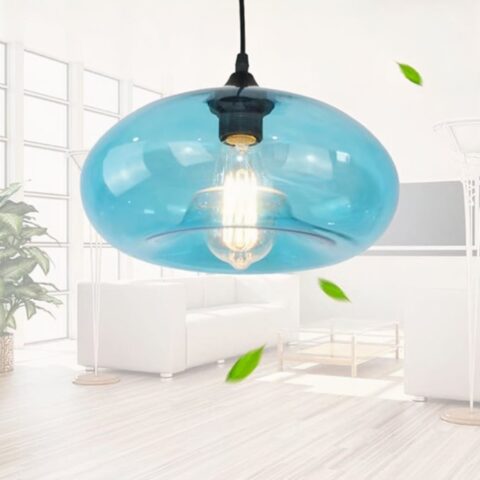 Suspension verre soufflé bleu design rétro créatif dans un salon blanc