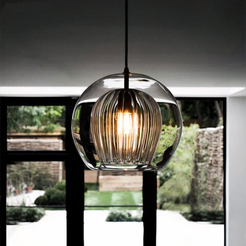 Suspension ronde transparente dans une pièce