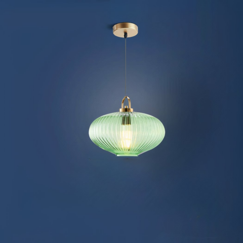 Suspension verte de style moderne en verre sur fond bleu foncé
