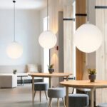 on voit dans un café plusieurs suspensions en blanc laiteux qui sont allumées