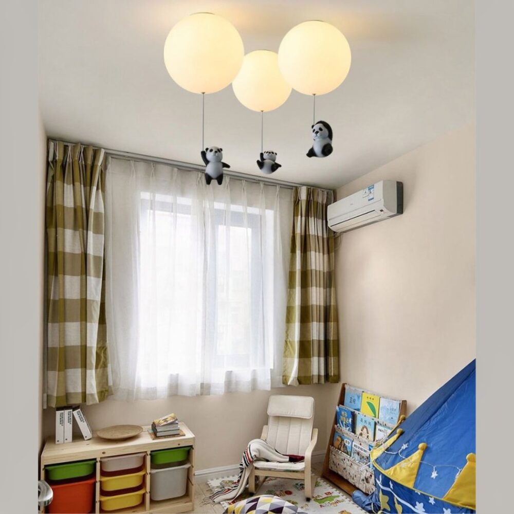Lustre suspendu avec trois pandas en acrylique - vue de côté