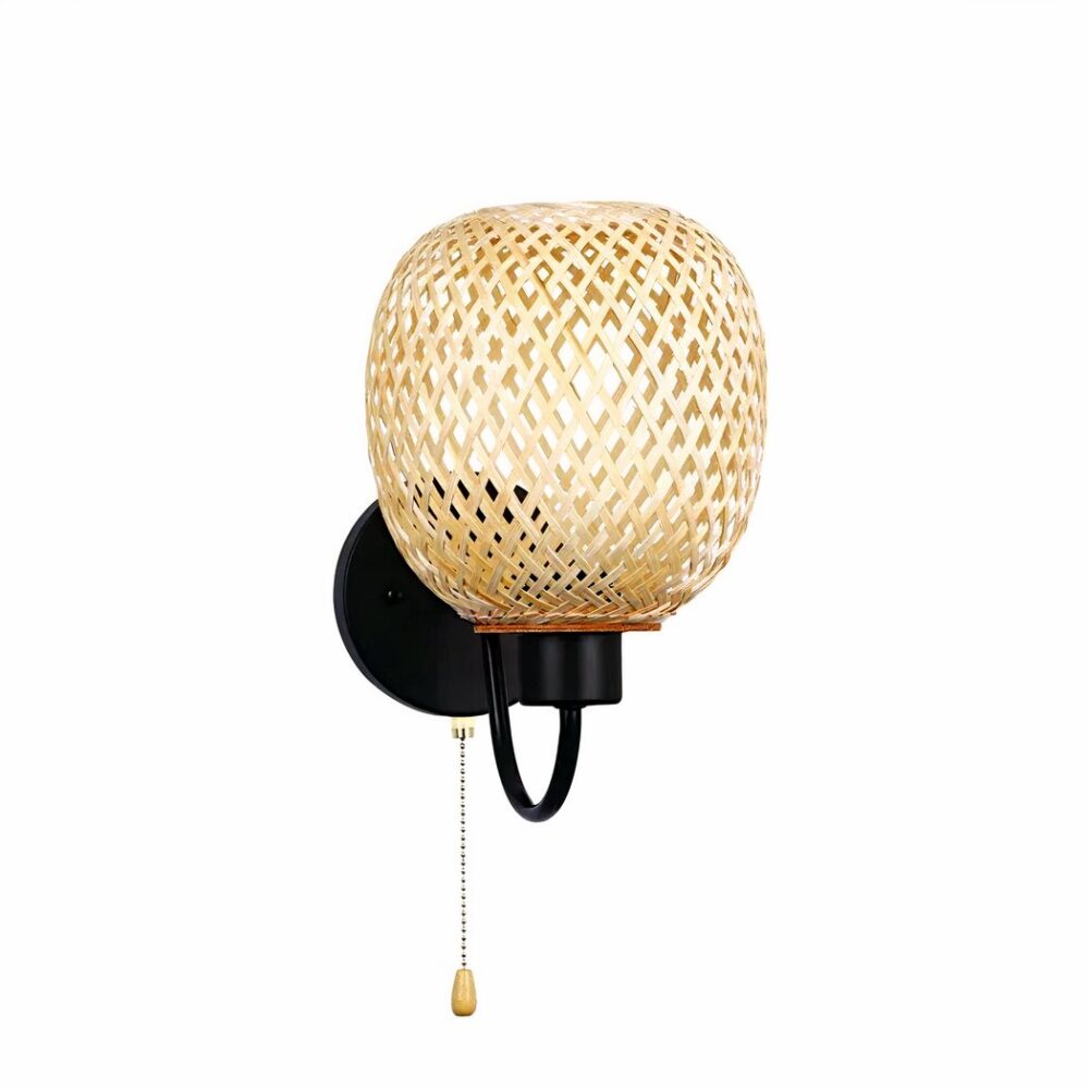 Applique murale noire et beige, avec une base en fer noir, un cordon pour allumer et éteindre. Et un abat-jour en bambou tressé, ajouré, beige. Sur un fond blanc.