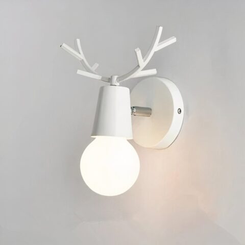 Applique murale en forme de tête de cerf minimaliste, blanche. Avec une ampoule allumée. Accrochée à un mur gris clair.