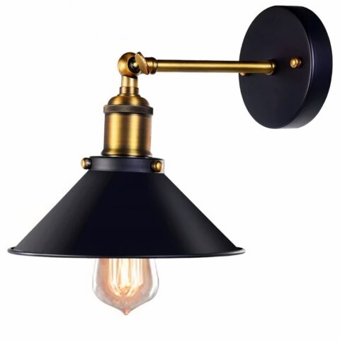 Lustre en métal noir et doré, style rétro. Il se compose d'un socle rond fixé au mur, duquel sort un bras horizontal, fin et doré, au bout se trouve une suspension doré et un abat-jour noir. On voit une ampoule à l'ancienne qui dépasse de l'abat-jour. Sur un fond blanc.
