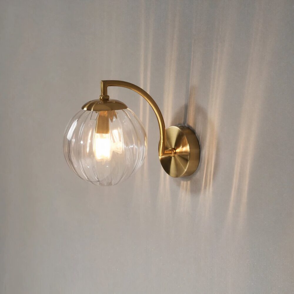 Applique murale LED au design nordique et minimaliste en verre et métal sur fond gris