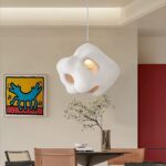 Applique murale LED au design nordique minimaliste en polystyrène sur fond blanc avec tableau