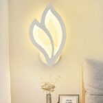 Applique murale LED décorative et moderne en acrylique et fer sur fond d'un mur blanc avec un tableau dessous