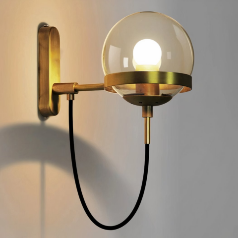 Applique murale LED dorée au design moderne et minimaliste sur fond gris