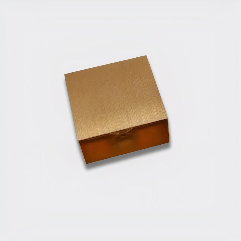Applique carrée dorée en aluminium brossé, vue en angle, éteinte