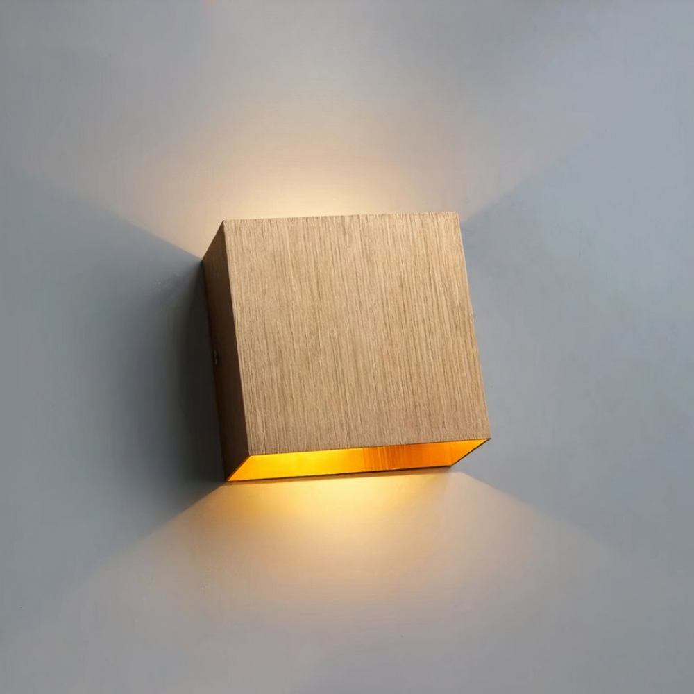 Applique Murale Led Moderne Carree Et Doree En Aluminium Applique murale LED moderne carrée et dorée en aluminium allumée sur fond gris