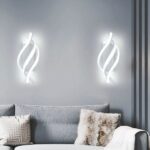 Applique murale LED rotative au design nordique sur fond gris avec un canapé dessous