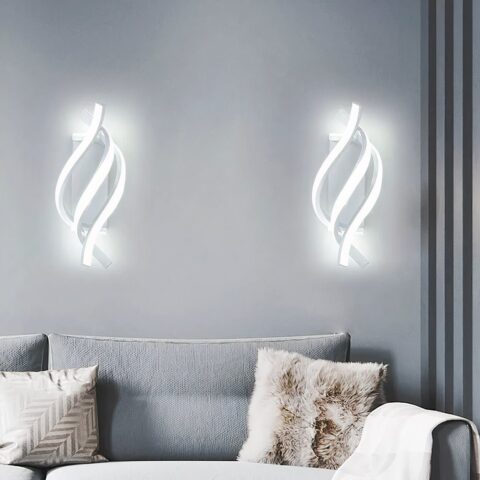 Applique murale LED rotative au design nordique sur fond gris avec un canapé dessous