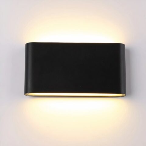 Applique murale noire de forme rectangulaire, collée au mur, avec une source lumineuse en haut et en bas, allumées. Sur un mur blanc.