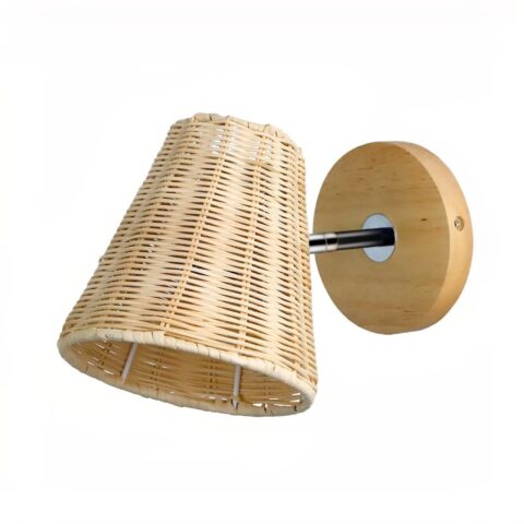 Applique murale en rotin, de forme conique accroché à un socle rond avec une tige métallique. De trois quarts, le trou pour mettre l'ampoule est dirigé vers le bas. Sur un fond blanc.