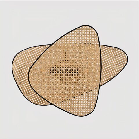 Applique murale en rotin ajouré. Composé de deux grands triangles arrondi, superposé l'un sur l'autre et décalés. Finit par un liseré noir. Sur un fond blanc.