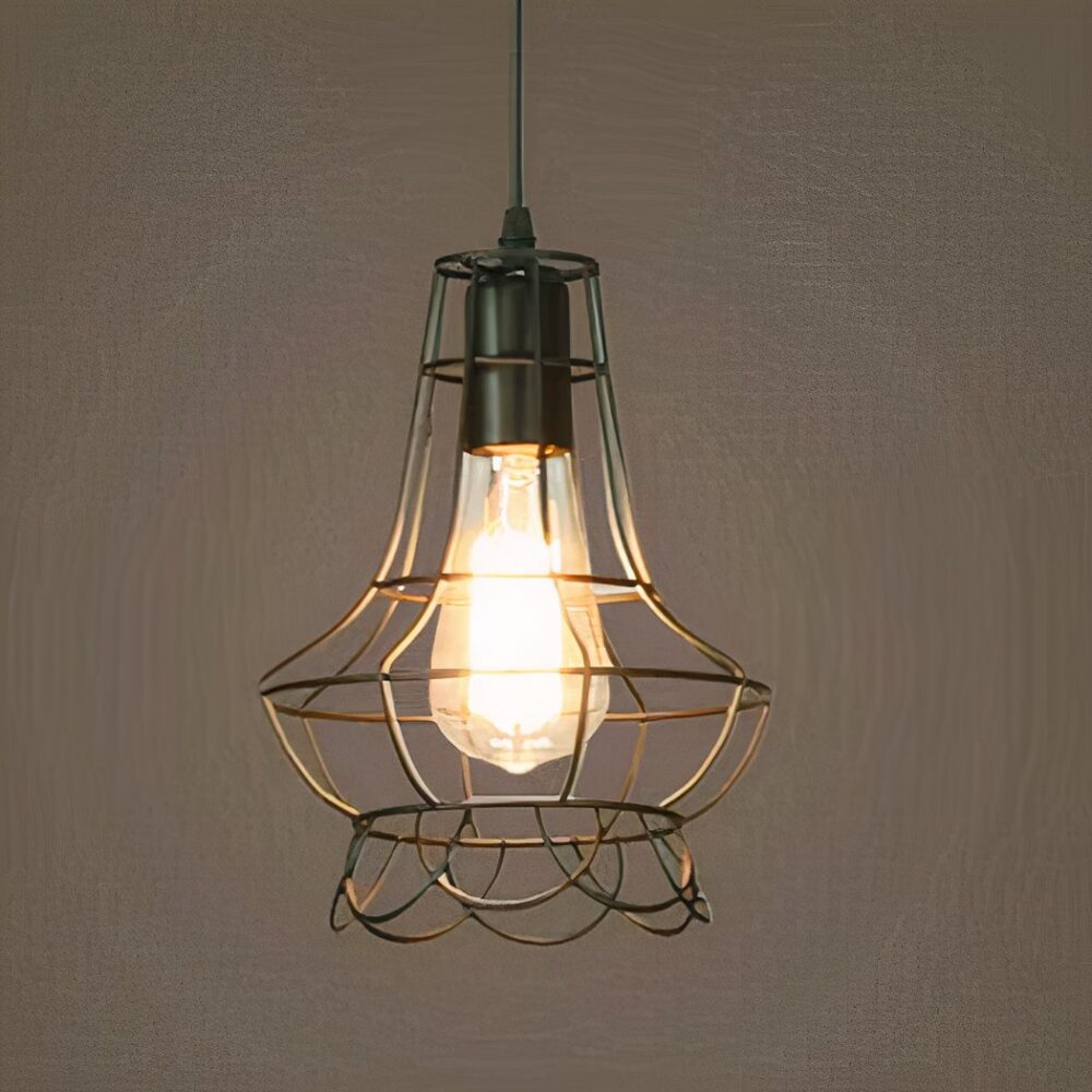 Lustre en métal noir, style rétro américain vintage. Avec une forme typique des ateliers américains de l'époque. Et une ampoule rétro allumée. Sur un fond marron.
